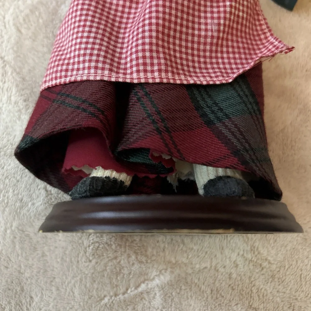 VTG Four Sisters Original Dickens Hanna Mendus 1995 Doll Woman Holding‎ Platter